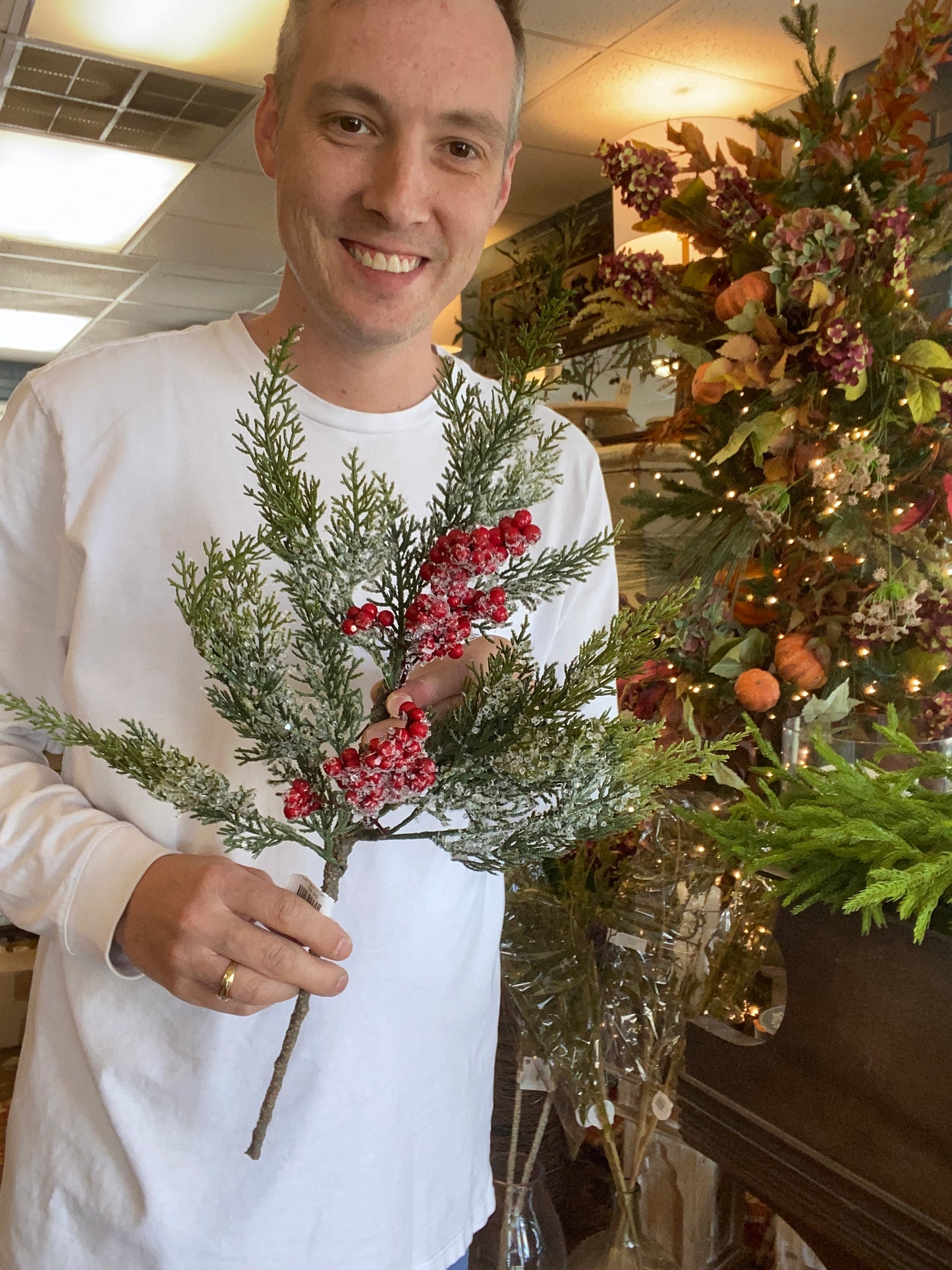 16" Iced Cedar W/ Berry Pick